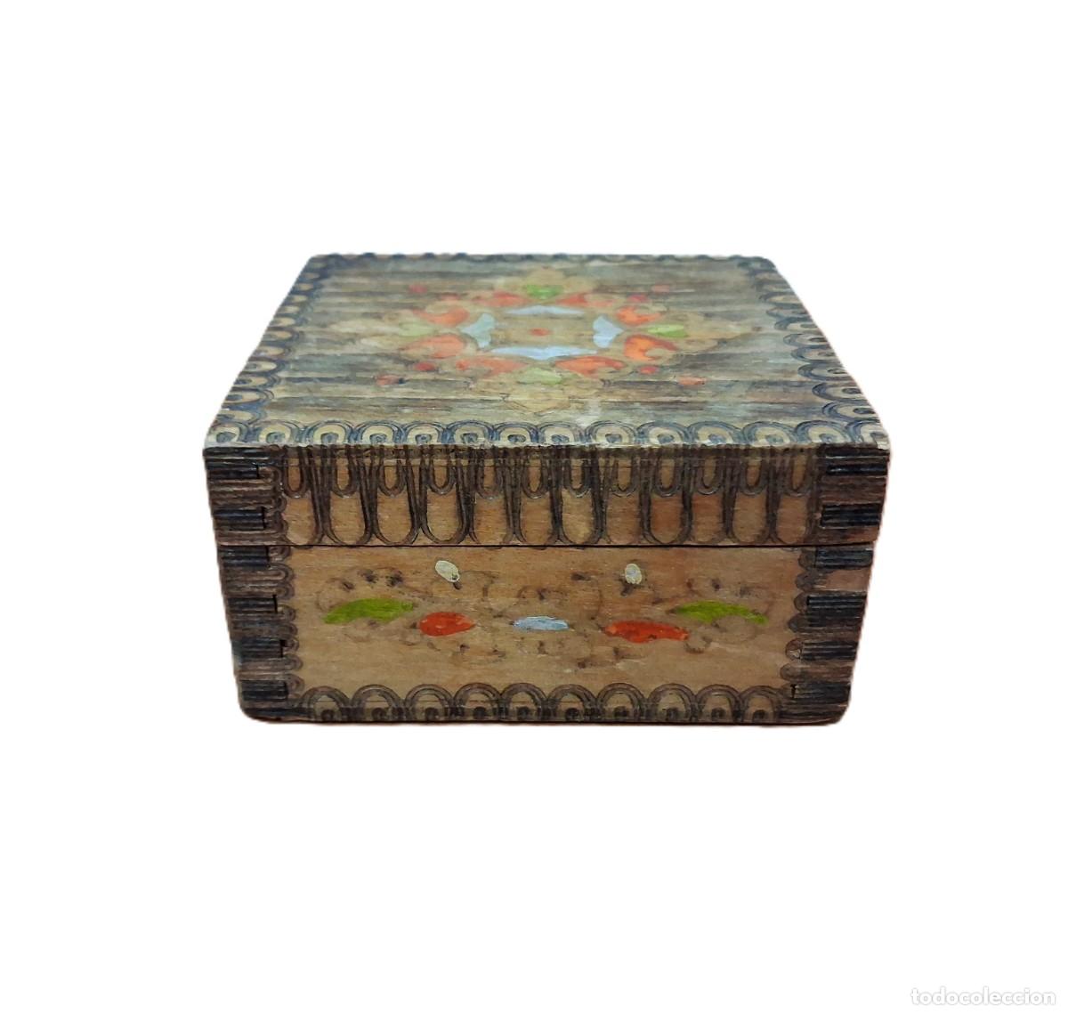 Antig&uuml;edades: Caja de madera vintage pirograbada con adornos pintados a mano