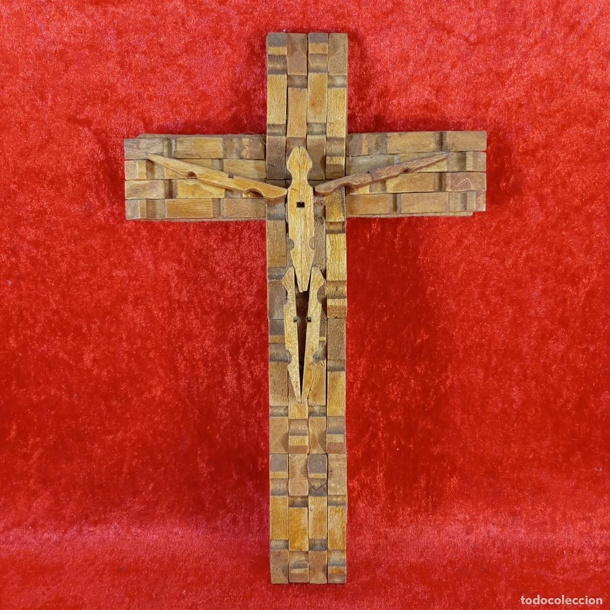 Antiguidades: CRUCIFIJO DE PARED ARTESANAL VINTAGE - FABRICADO EN MADERA TALLADA - SIGLO XX - 20 X 31 CM