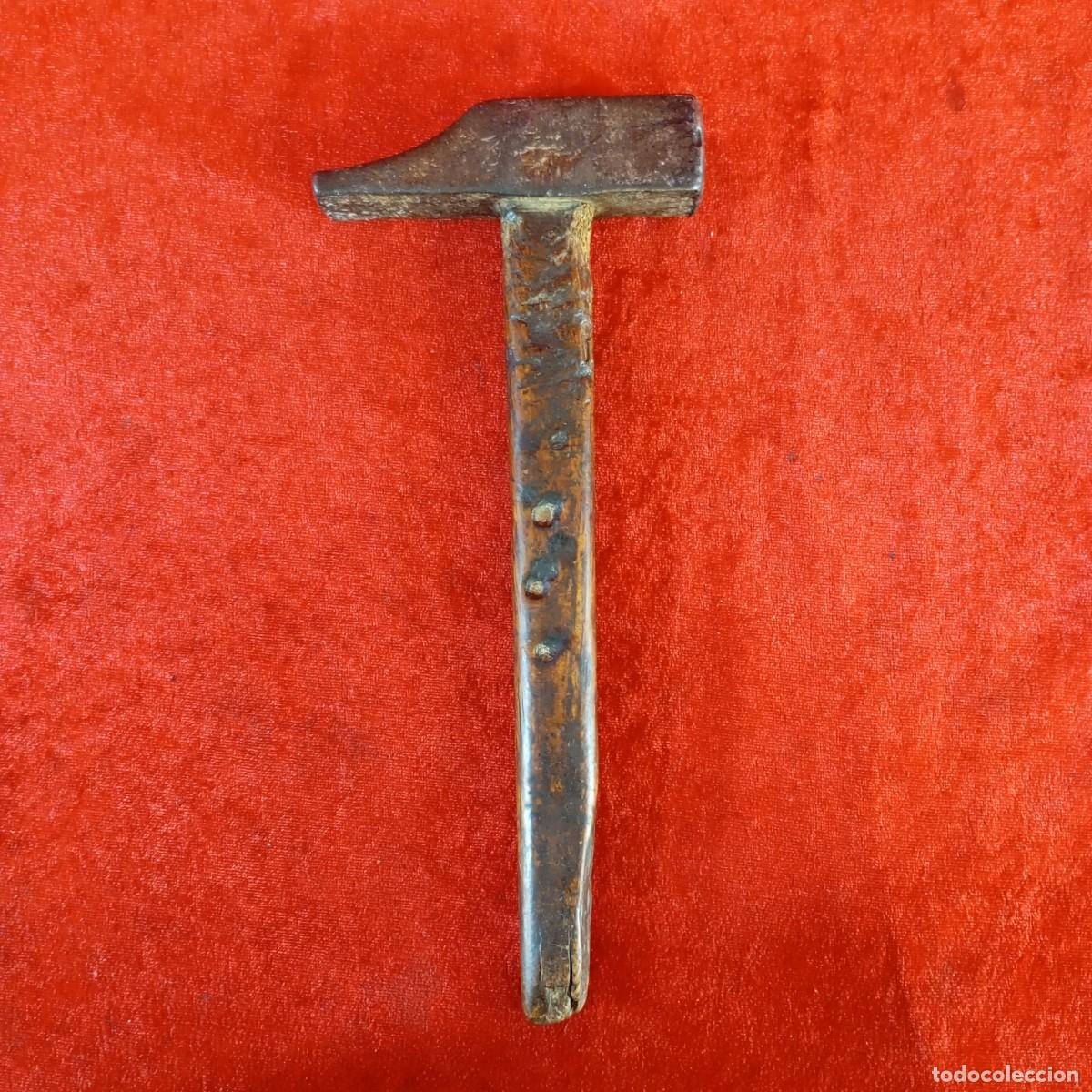 Antig&uuml;edades: ANTIGUO MARTILLO PARA PICAR HOCES Y GUADA&Ntilde;AS - CABEZA DE HIERRO ASIMETR&Iacute;CA - 25,7 CM DE LARGO
