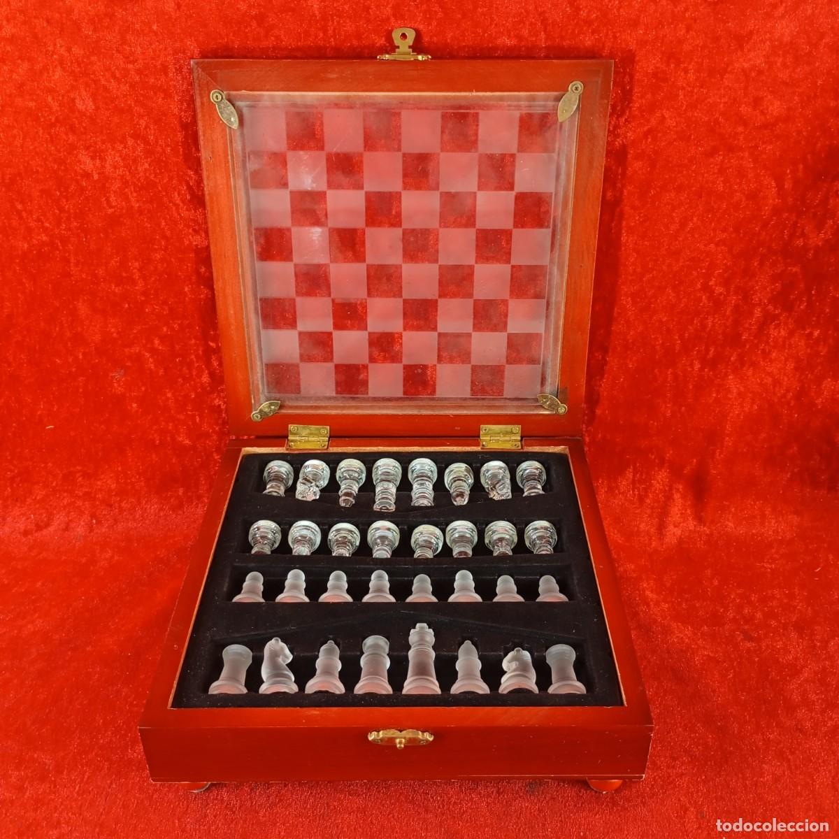Antig&uuml;edades: JUEGO DE AJEDREZ VINTAGE - TABLERO Y PIEZAS ELABORADAS DE CRISTAL - SIGLO XX - 21 X 21 CM