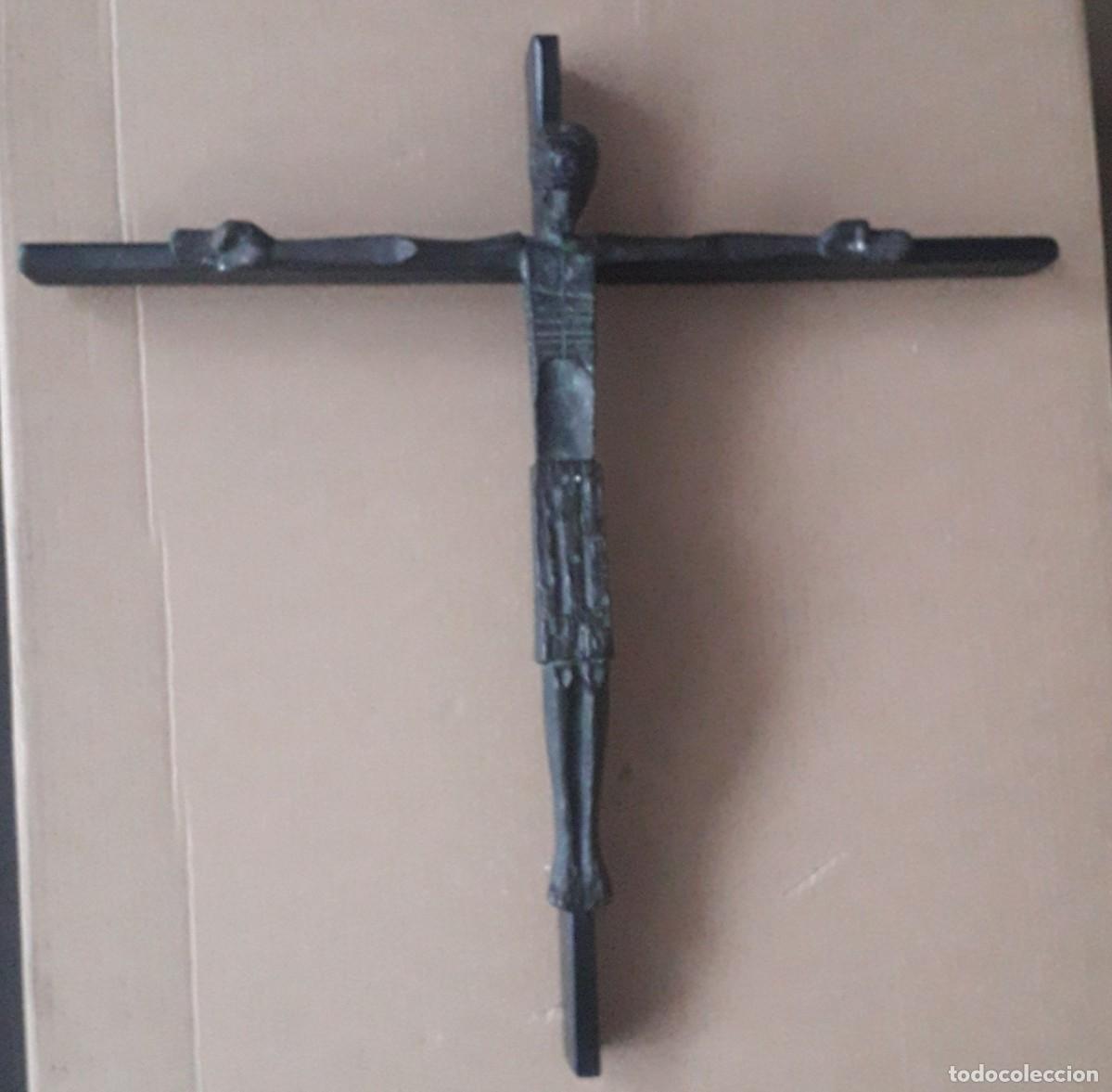 Antig&uuml;edades: Cristo crucificado modernista. 30 x 30 cms.