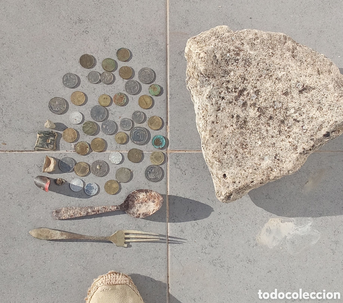 Antig&uuml;edades: Lote antig&uuml;edades varia. Lote de monedas extranjeras. Guerra Civil. Fragmento PILA BAUTISMAL.