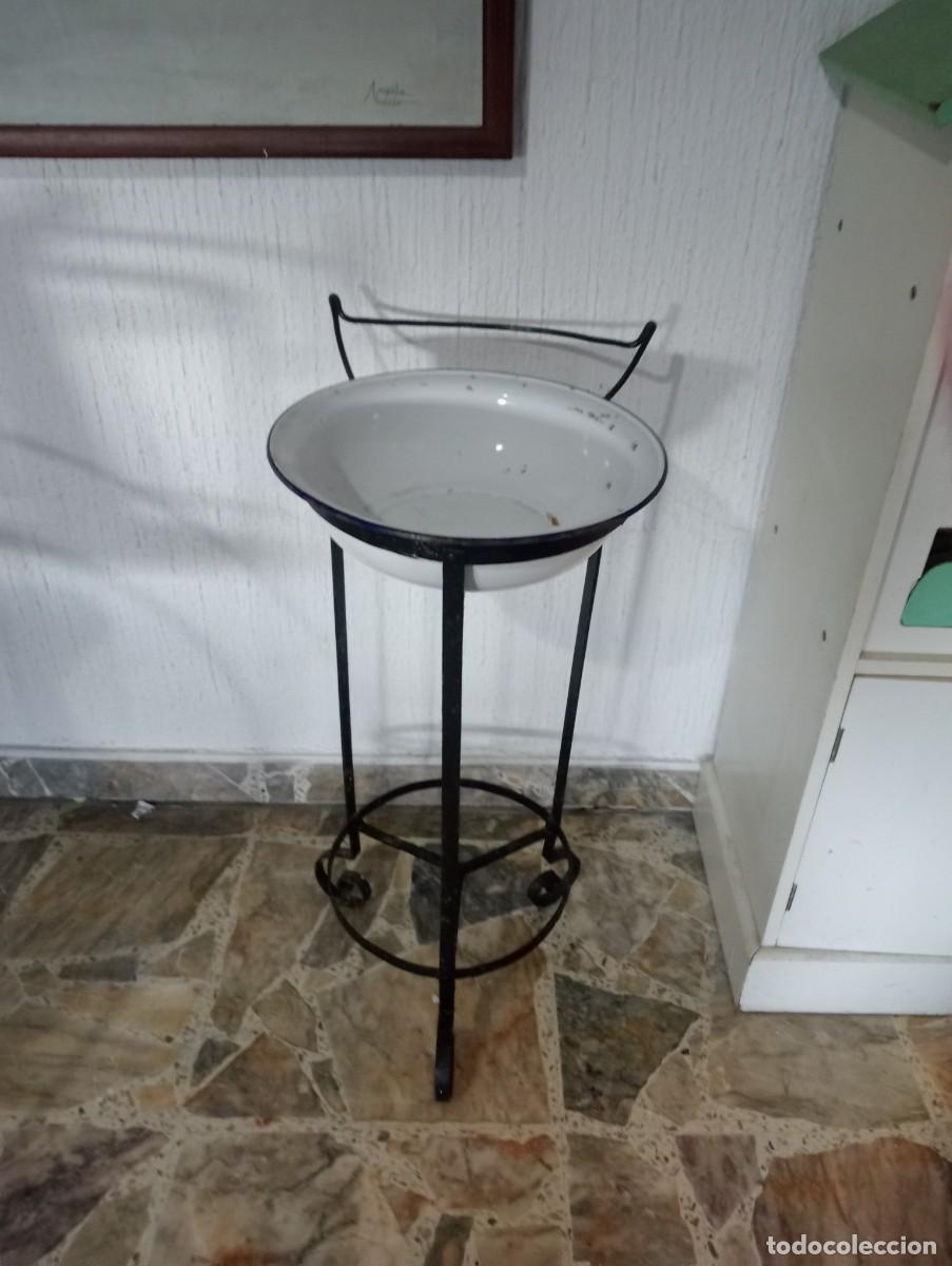 Antig&uuml;edades: PALANGANERO DE HIERRO PINTADO DE NEGRO CON PALANGANA DE HIERRO ESMALTADO