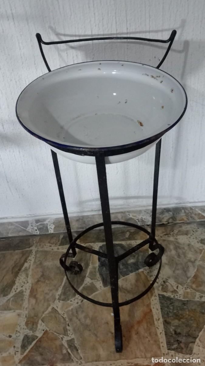 Antig&uuml;edades: PALANGANERO DE HIERRO PINTADO DE NEGRO CON PALANGANA DE HIERRO ESMALTADO