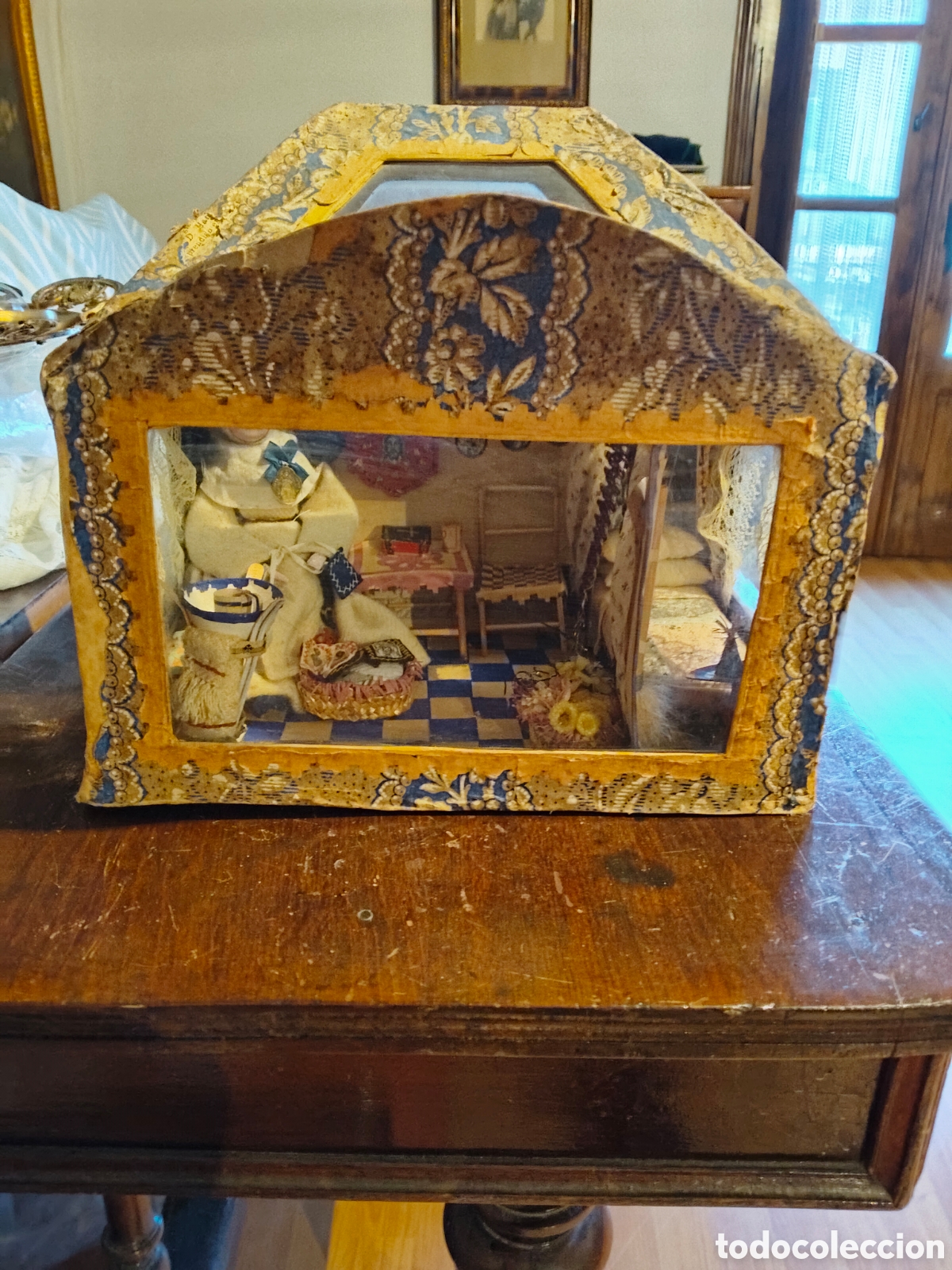 Antig&uuml;edades: Diorama de celda de monja en vitrina(c.1860)