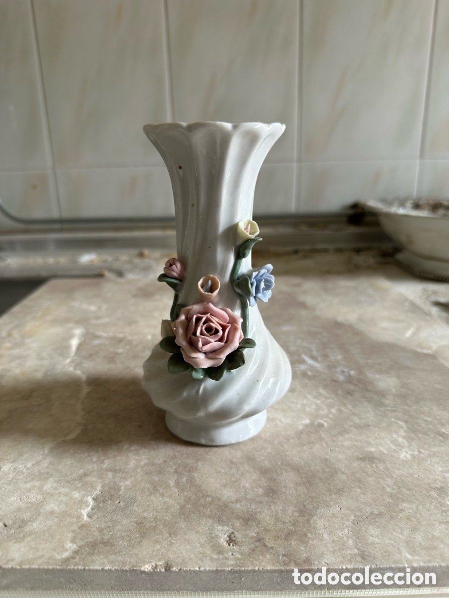 Antig&uuml;edades: Jarr&oacute;n de porcelana con flores en relieve. 1900-1940