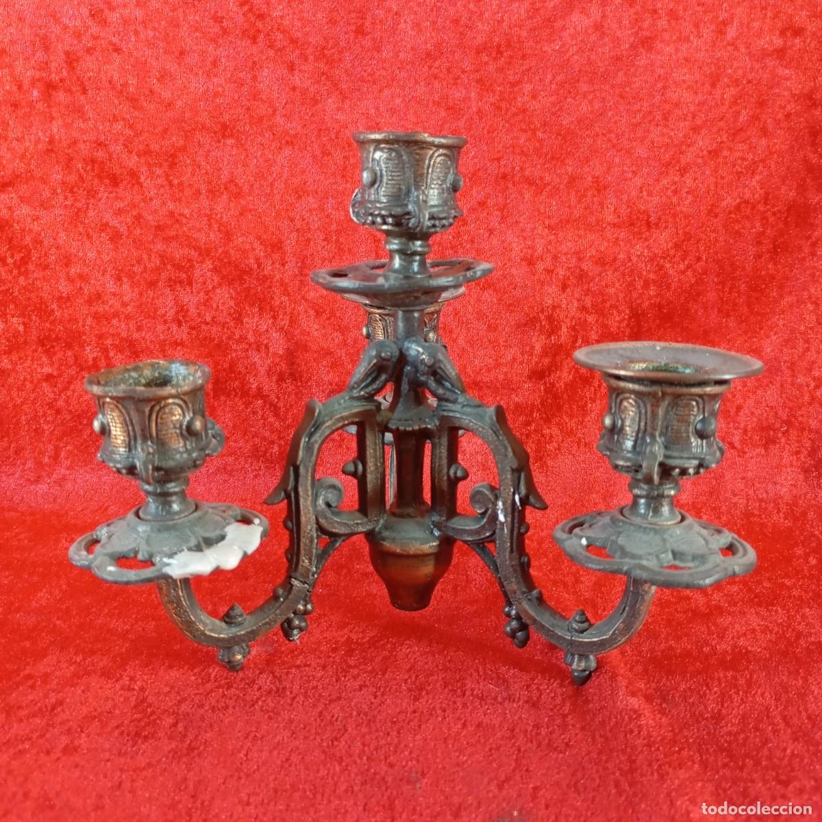 Antig&uuml;edades: ANTIGUO CANDELABRO DE TRES BRAZOS - ESTILO ANTIGUO - FABRICADO EN BRONCE - SIGLO XIX - 14,5 CM ALTO