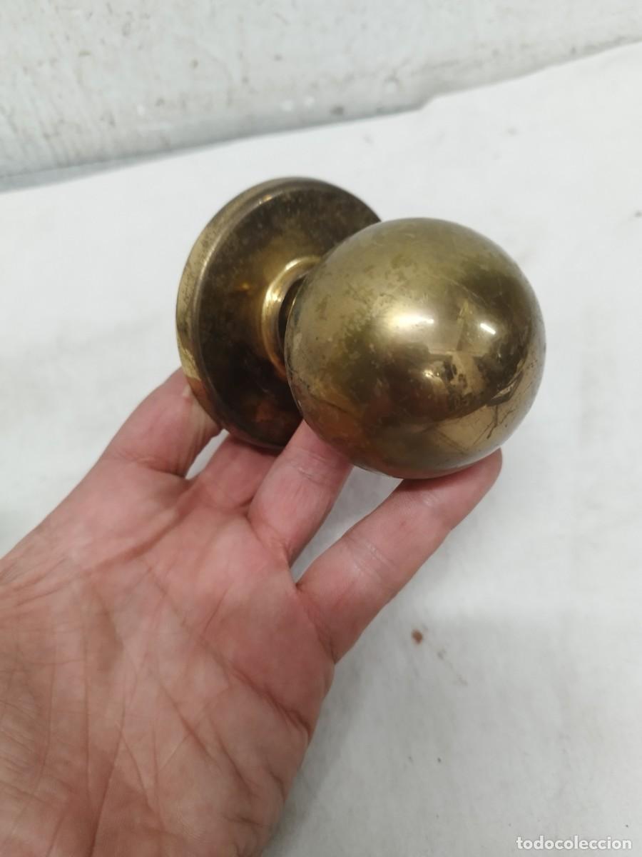 Antiquit&eacute;s: Pomo Antiguo de Lat&oacute;n Macizo para Puerta o Barandilla.