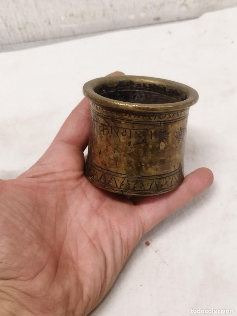 Antig&uuml;edades: Recipiente sagrado hind&uacute; de bronce/lat&oacute;n con grabados antiguos. Con grabados, De templo.