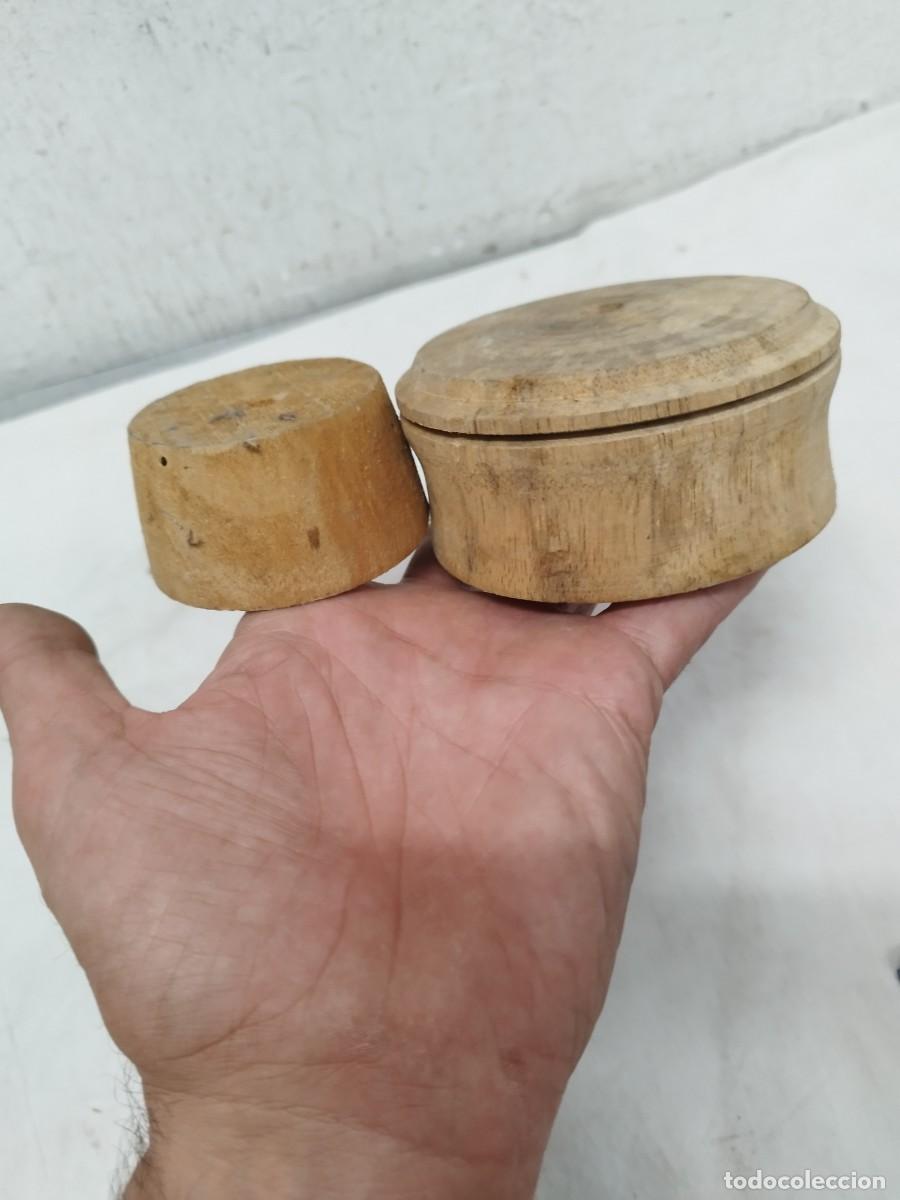 Antig&uuml;edades: Dos antiguas peanas de madera. - Foto 1