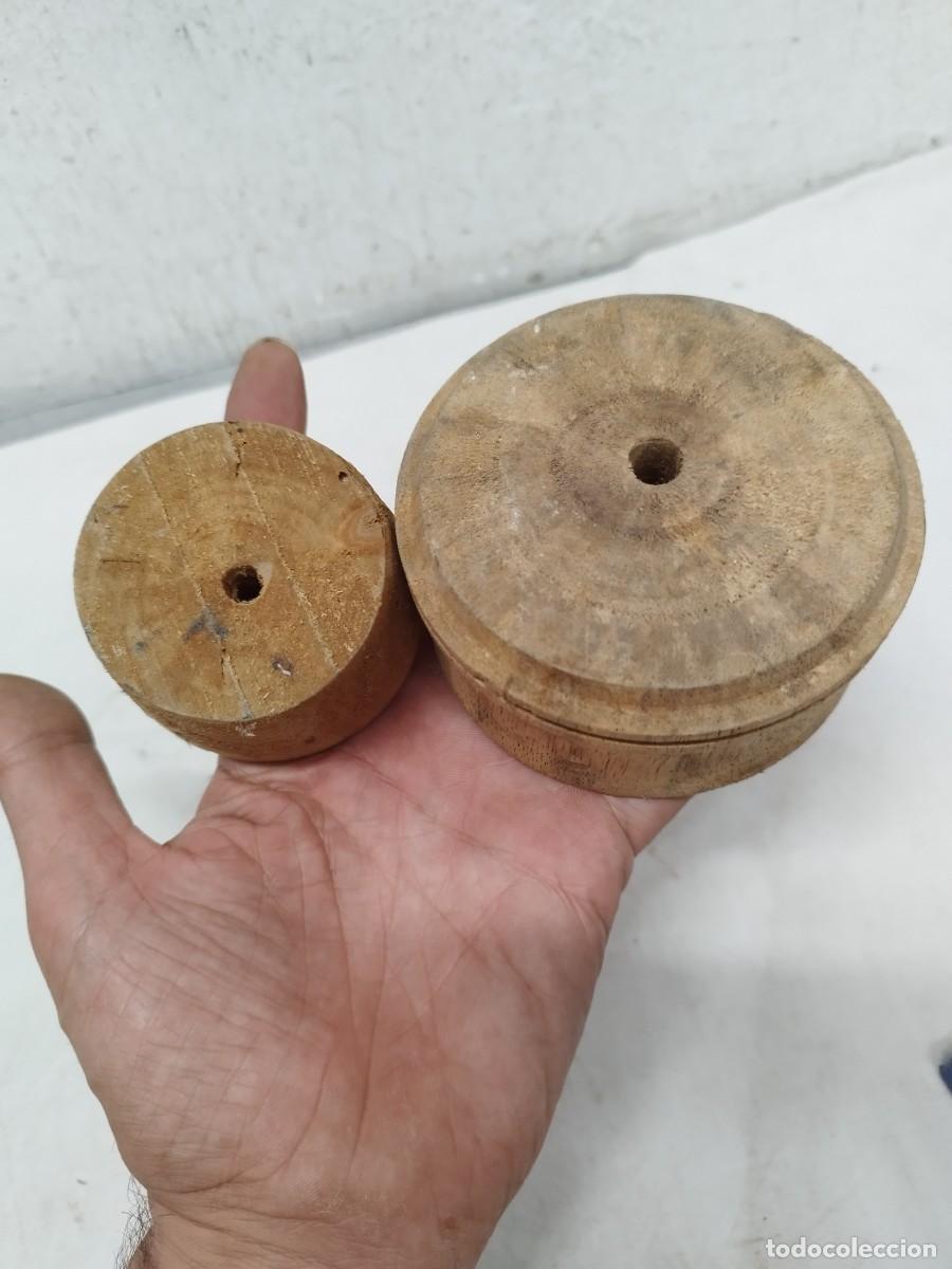 Antig&uuml;edades: Dos antiguas peanas de madera. - Foto 2
