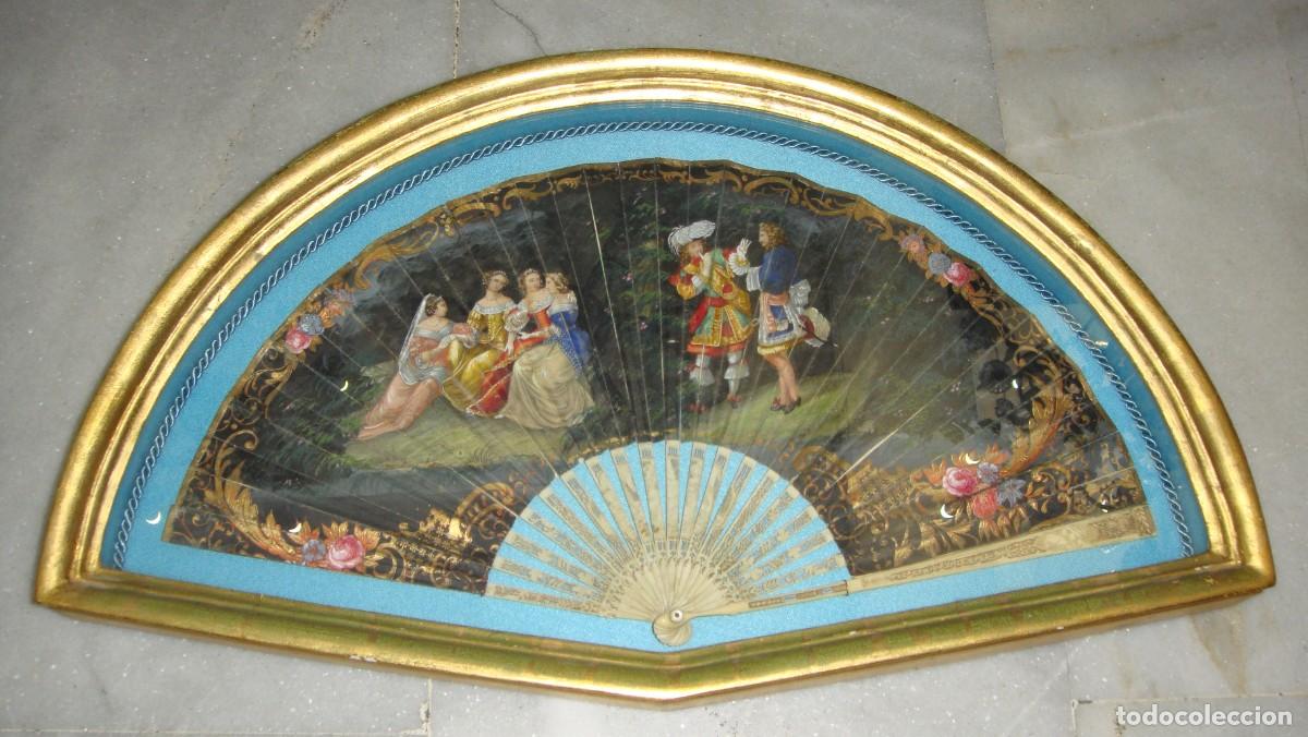 Antig&uuml;edades: Abanico Antiguo &middot; Escena Galante Pintada a Mano &middot; Varillaje Calado &middot; Abaniquera &middot; ca. 1860&ndash;1890