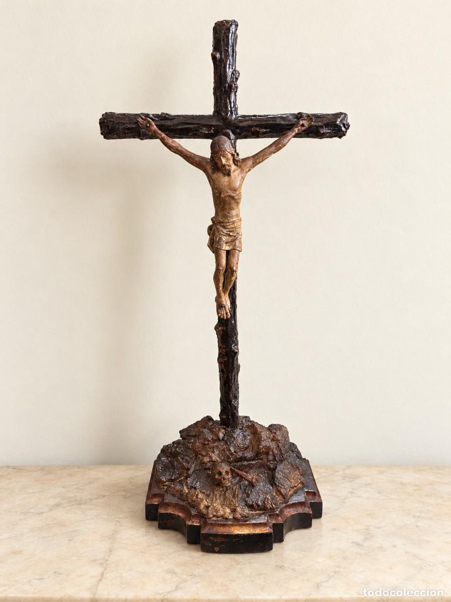 Antig&uuml;edades: CRUCIFIJO CON CRISTO EN MADERA TALLADA SIGLO XVIII