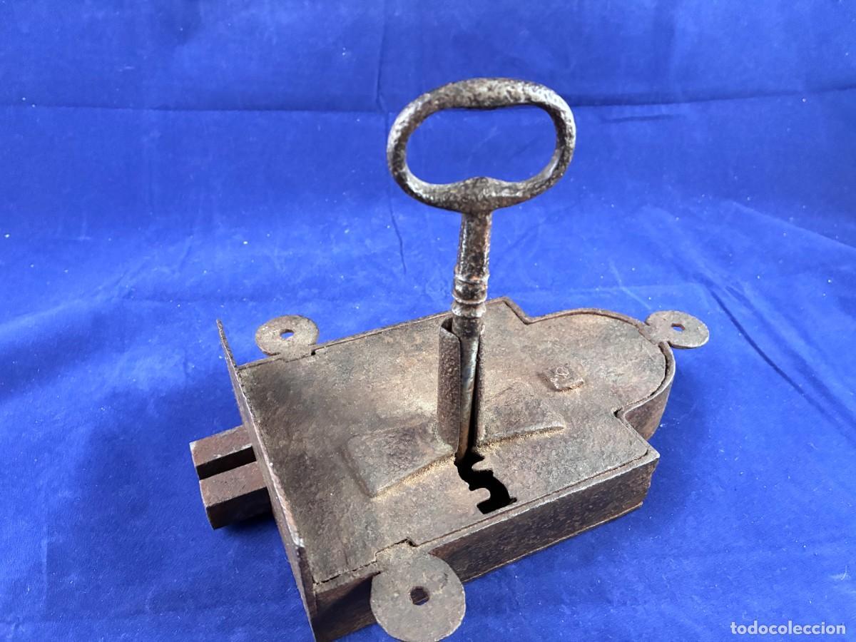 Antig&uuml;edades: Gran cerradura de forja siglo XVIII con llave original, funcionando. Palacio o convento. 22 cm