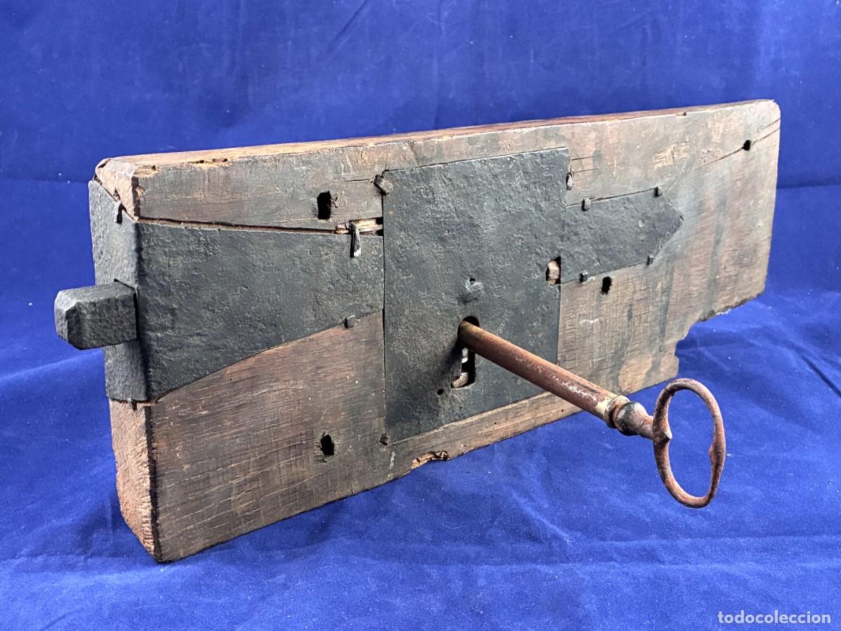 Antig&uuml;edades: Gran cerradura antigua de portal&oacute;n siglo XIX. Forja y madera original con llave. 35 cm