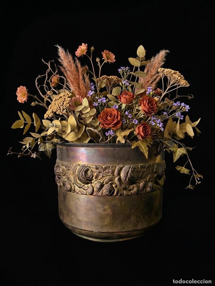 Antig&uuml;edades: Antiguo Macetero / Cachep&oacute;t de Lat&oacute;n Repujado, &rdquo;Friso de Rosas en Alto Relieve&rdquo;, Estilo Art Nouveau