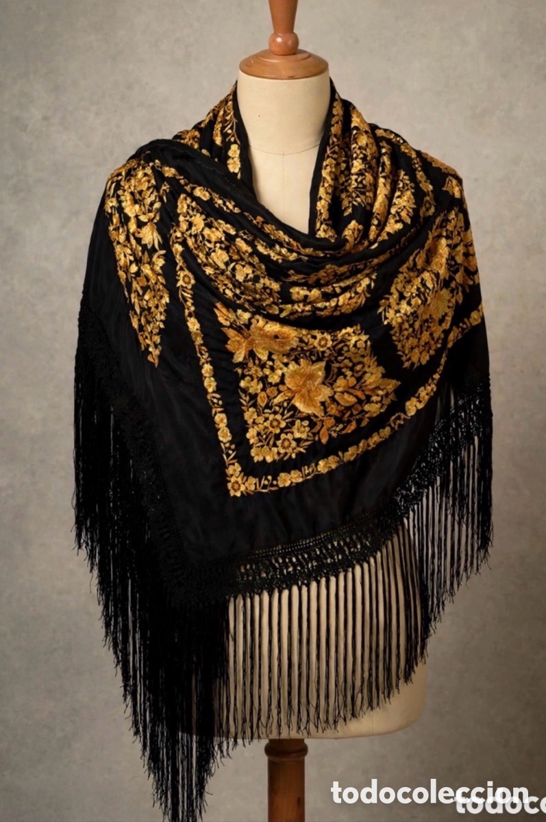 Antiquit&eacute;s: Mant&oacute;n de Manila Negro bordado a mano,color Oro en seda natural.