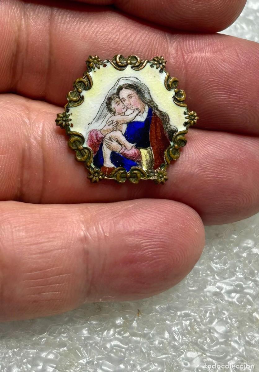Antig&uuml;edades: 4301.Insignia pintada a mano de la Virgen Mar&iacute;a (la Madona) sosteniendo y besando al Ni&ntilde;o Jes&uacute;s