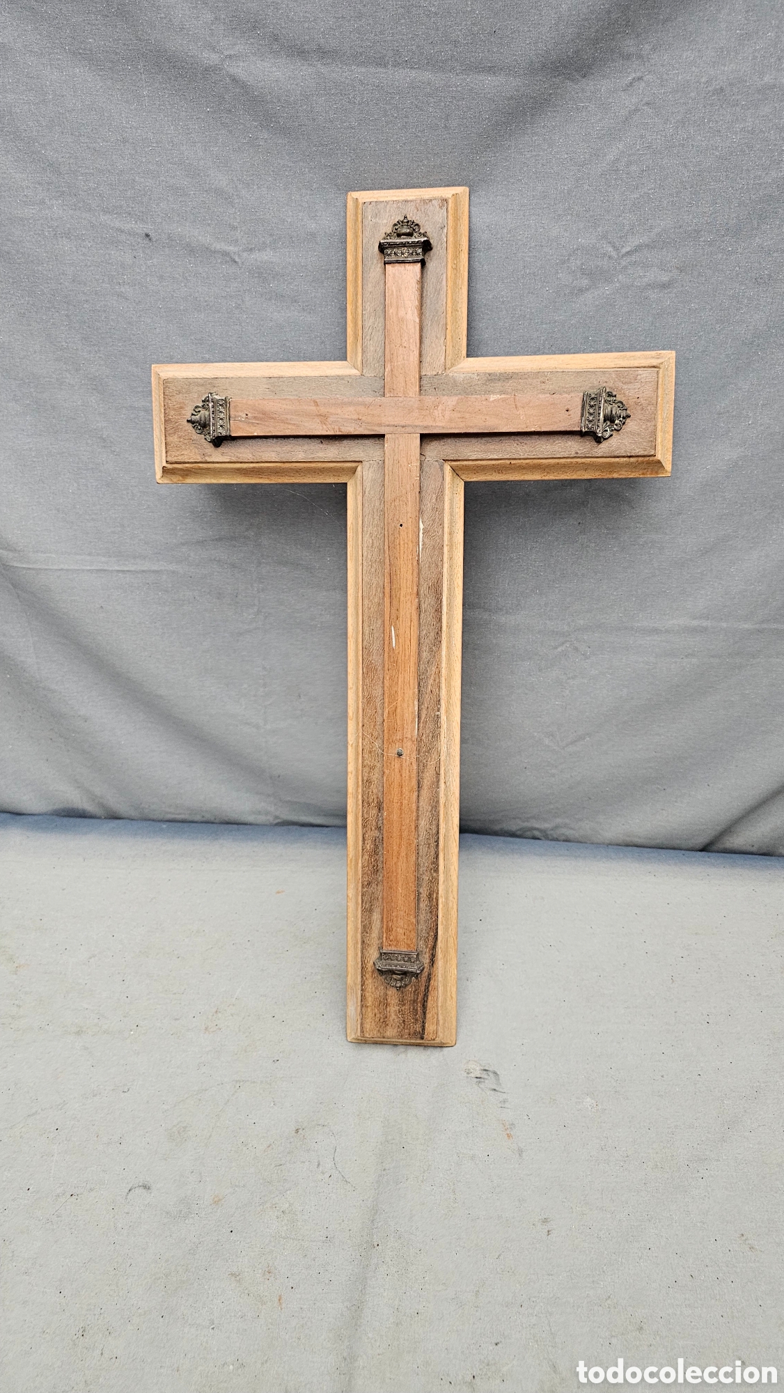 Antiguidades: Antigua Cruz de madera con de oraciones de bronce