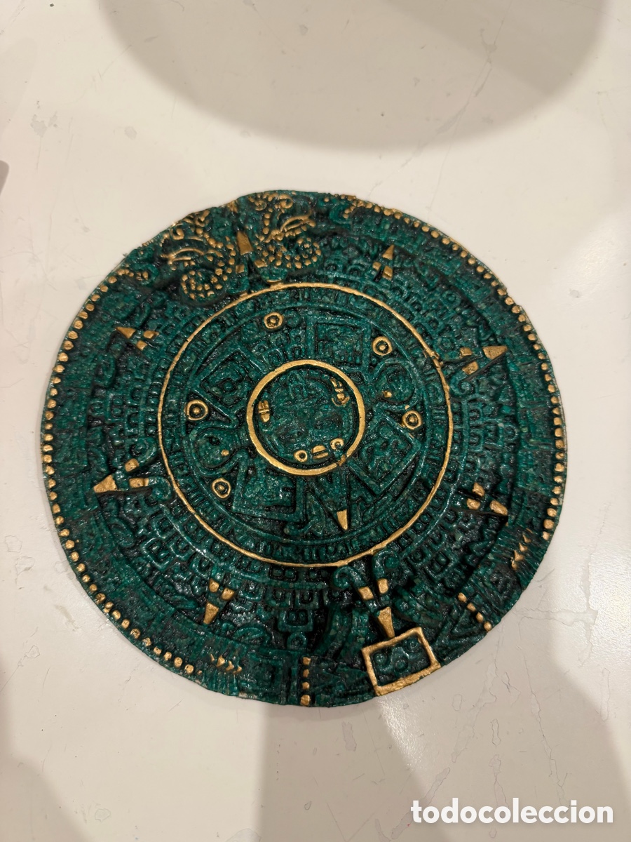 Antig&uuml;edades: Calendario azteca decorativo verde y dorado