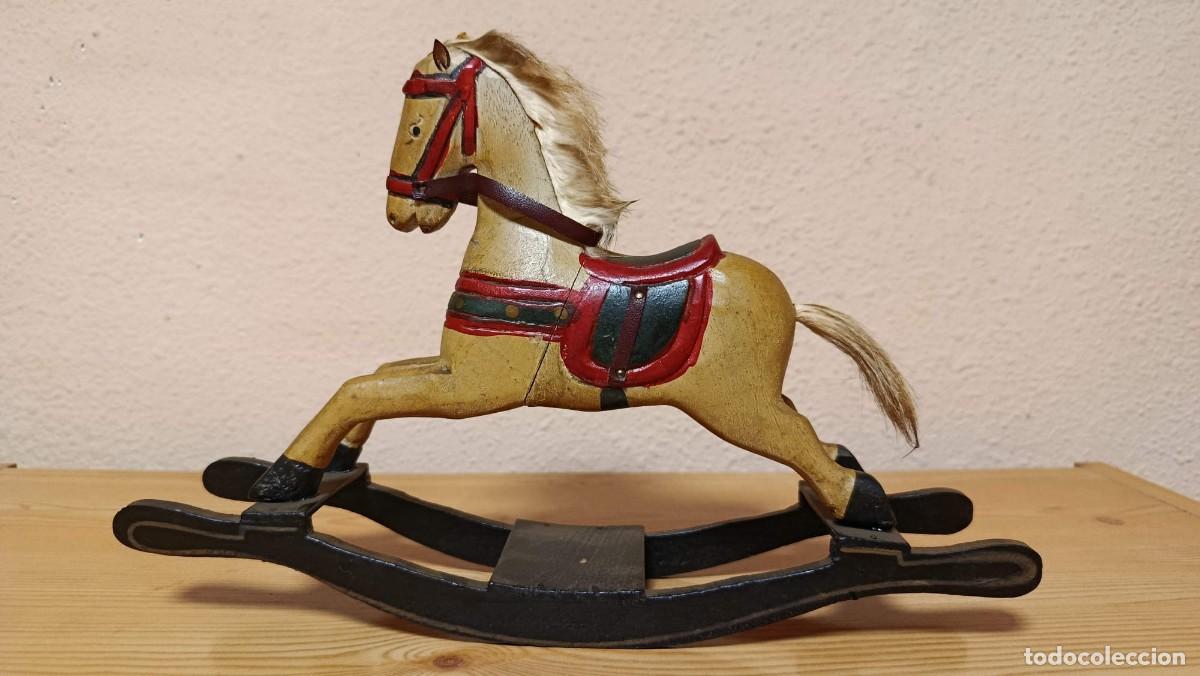 Antig&uuml;edades: Caballito balanc&iacute;n de madera decorativo pintado, crin y cola de pelo, 20x29 cm