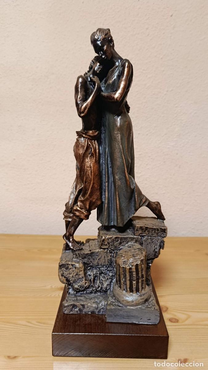 Antiquit&auml;ten: Figura pareja abrazados acabado en bronce sobre rocas y columna, peana madera