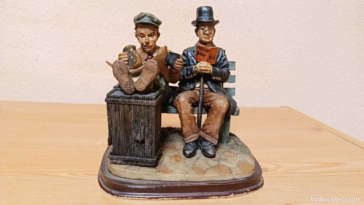 Antiquit&auml;ten: Figura decorativa dos hombres en banco, chistera, gorra y libro rojo 17 cm