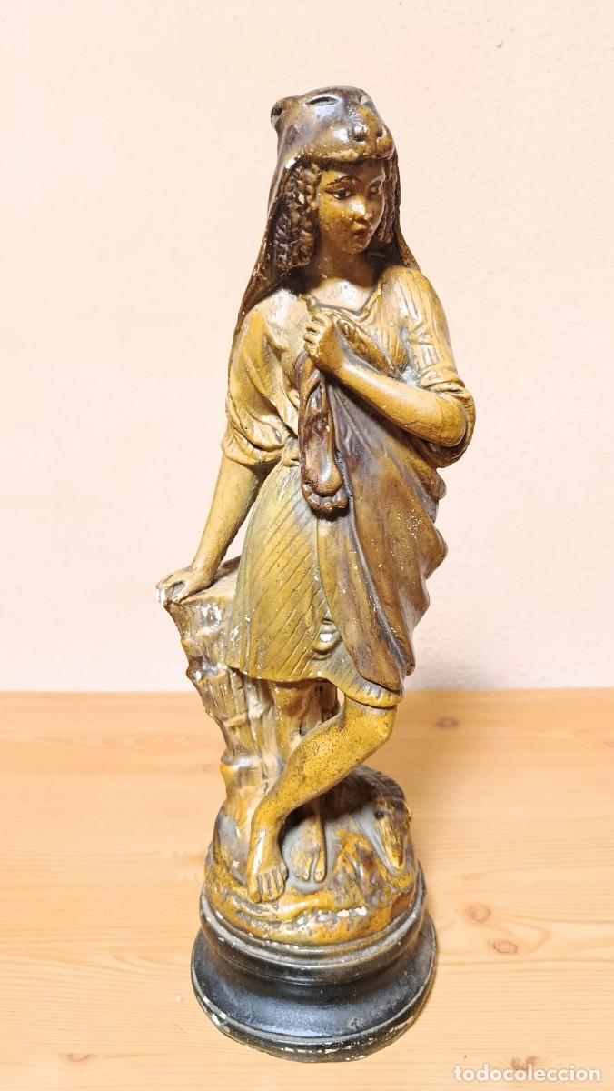 Antiquit&auml;ten: Figura de yeso patinado mujer joven con piel de animal, toc&oacute;n, 38 cm, base