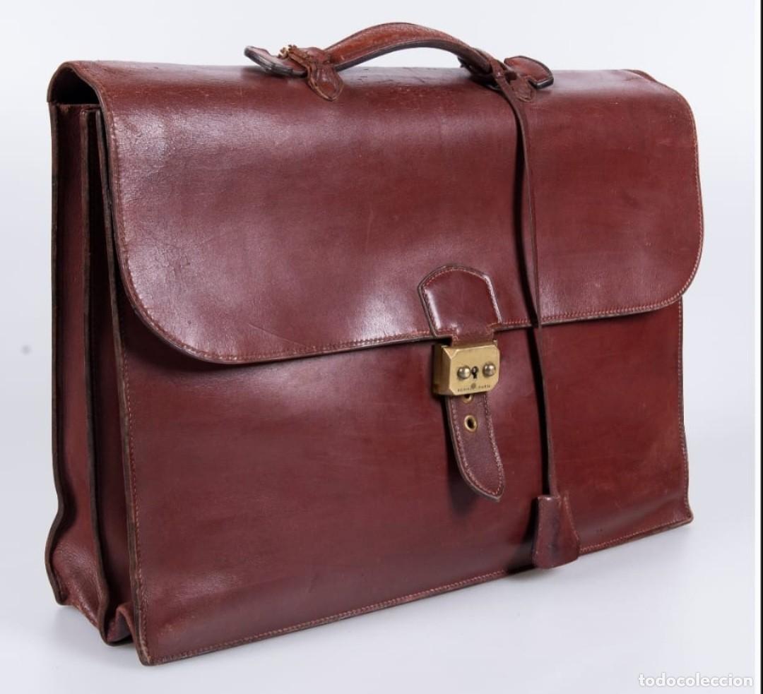 Antig&uuml;edades: Herm&egrave;s. Paris. Malet&iacute;n en cuero color marr&oacute;n.