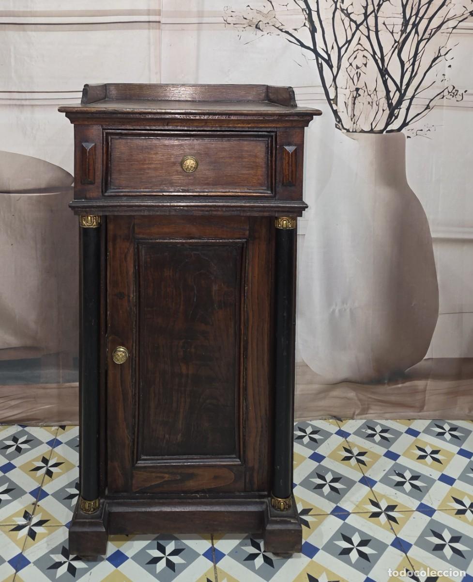 Antig&uuml;edades: Mesita de noche antigua de madera de estilo Imperio del siglo XIX