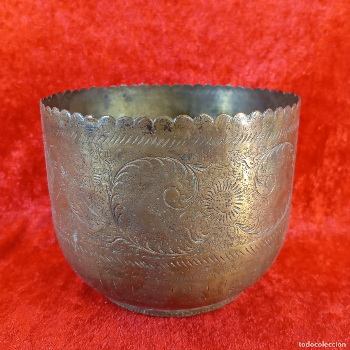 Antig&uuml;edades: ANTIGUO MACETERO PARA JARDINERIA - LAT&Oacute;N CINCELADO - VICTORIANO - SIGLO XIX - 14,5 CM DE DIAMETRO
