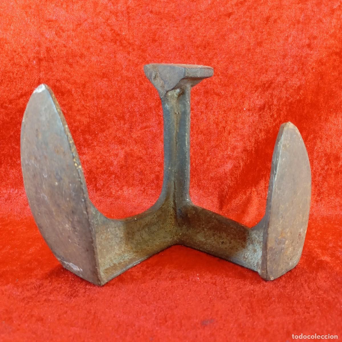 Antiquit&auml;ten: ANTIGUO YUNQUE DE ZAPATERO - ZAPATER&Iacute;A TRADICIONAL - HIERRO FUNDIDO - SIGLO XIX - 15,5 CM X 16,5 CM