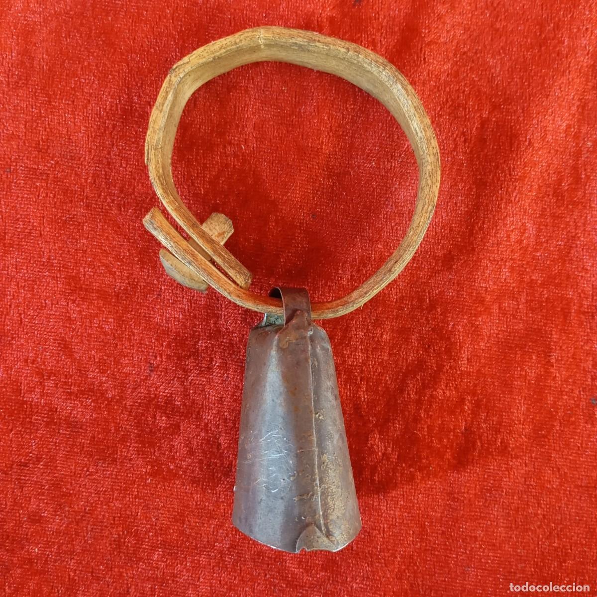 Antig&uuml;edades: ANTIGUO CENCERRO - USO TRADICIONAL PASTORIL - CABEZA DE HIERRO Y COLLAR DE MADERA CURVADA
