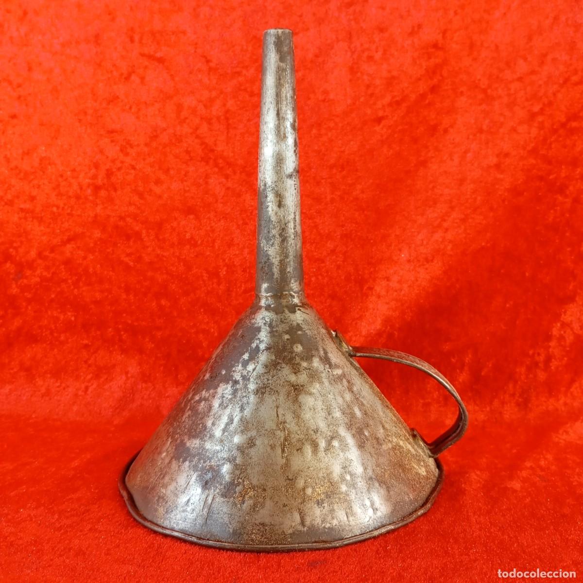 Antig&uuml;edades: ANTIGUO EMBUDO DE METAL - USO AGR&Iacute;COLA - SOLDADO DE FORMA ARTESANAL - 1930-1960 - 23,5 CM DE ALTO