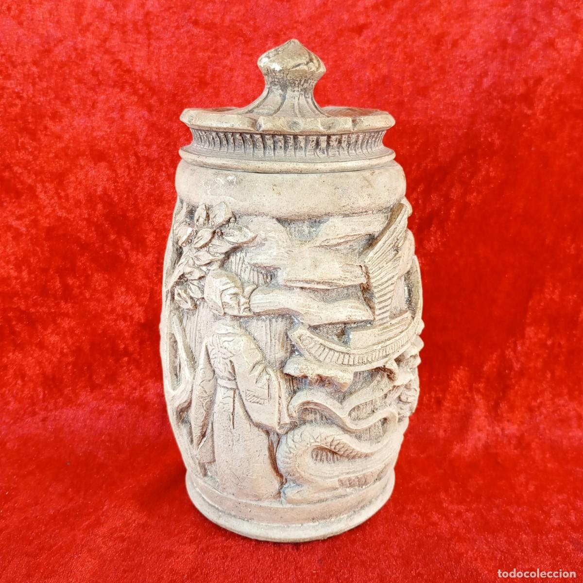 Antiquit&eacute;s: ANTIGUO JARR&Oacute;N DECORATIVO ORIENTAL - CER&Aacute;MICA CON RELIEVE TALLADO - SIGLO XX - 20 CM DE ALTO