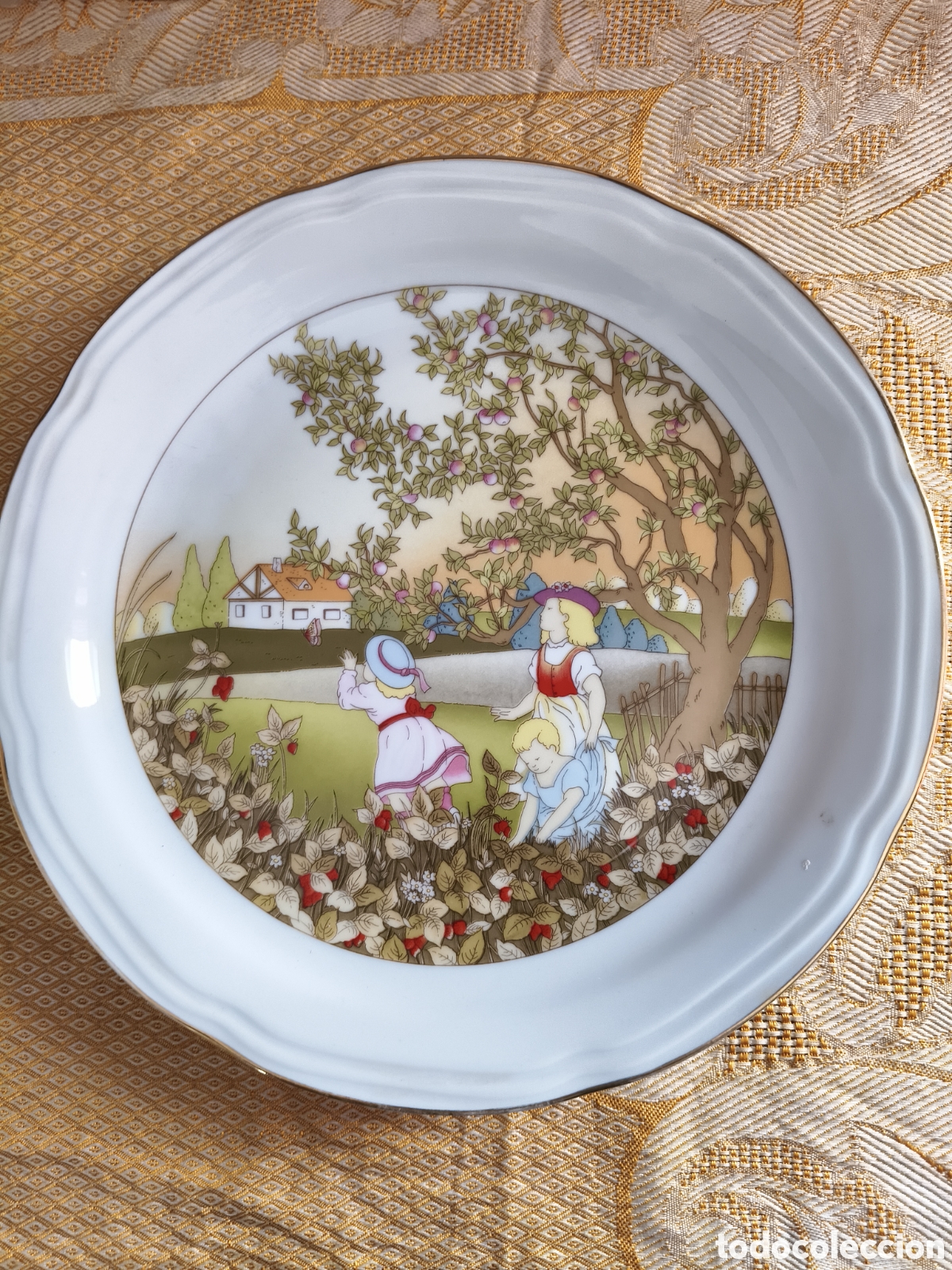 Antiguidades: Precioso plato de fina porcelana espa&ntilde;ola ni&ntilde;os jugando con mariposas
