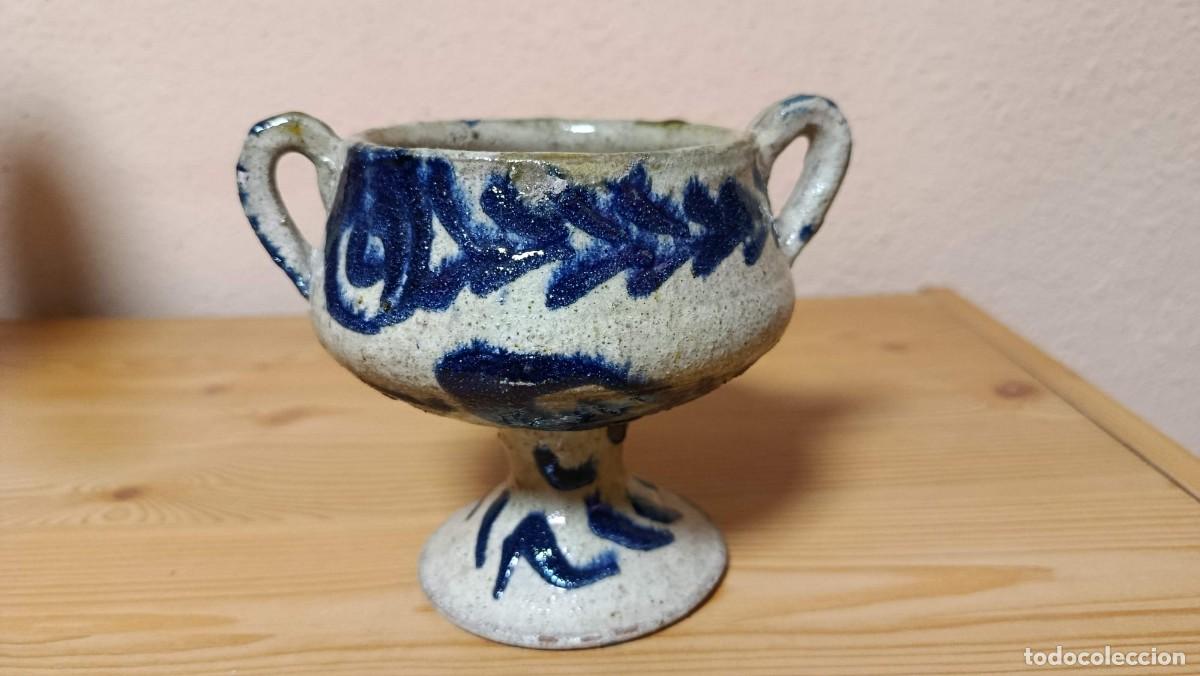 Antig&uuml;edades: Copa de gres con pie y dos asas decoraci&oacute;n azul cobalto 12 cm - Foto 1