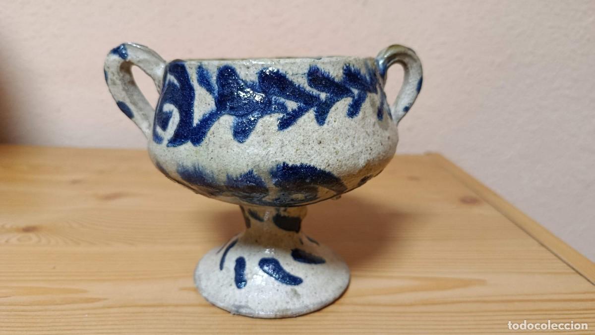 Antig&uuml;edades: Copa de gres con pie y dos asas decoraci&oacute;n azul cobalto 12 cm - Foto 2