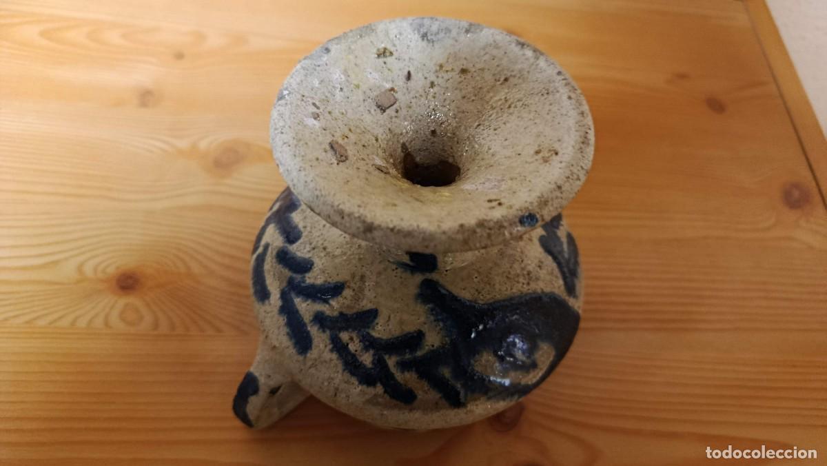 Antig&uuml;edades: Copa de gres con pie y dos asas decoraci&oacute;n azul cobalto 12 cm - Foto 3