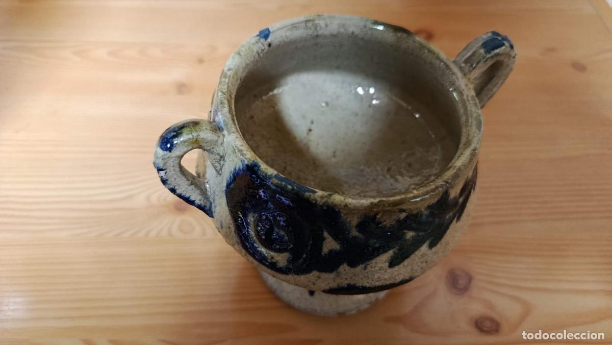 Antig&uuml;edades: Copa de gres con pie y dos asas decoraci&oacute;n azul cobalto 12 cm - Foto 4