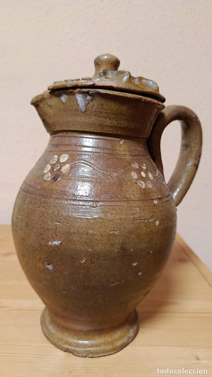 Antig&uuml;edades: Jarra con tapa barro vidriado alfarer&iacute;a popular con relieves 17 cm