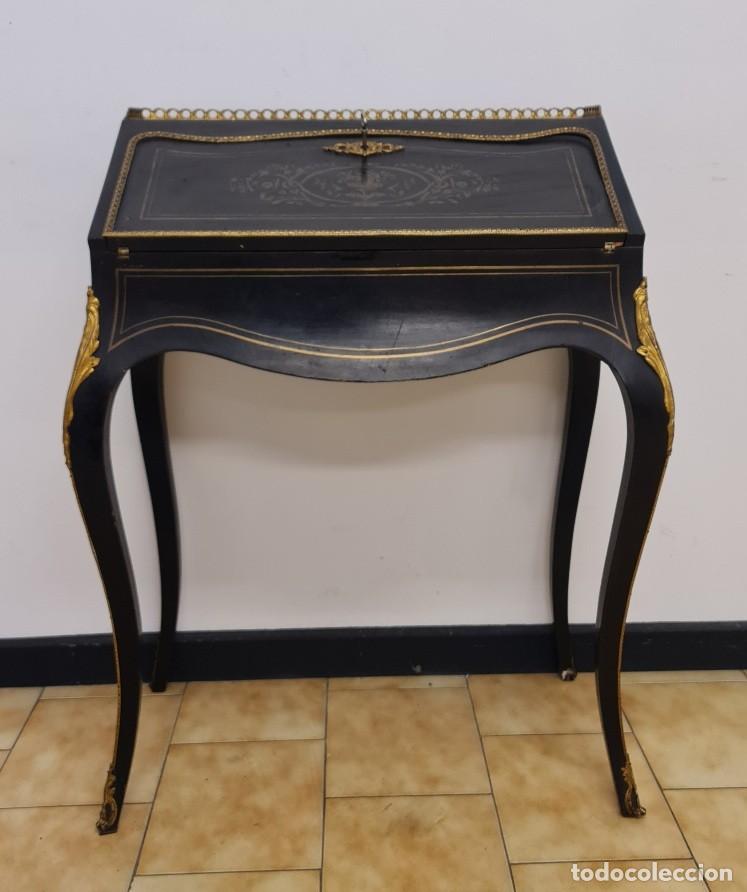 Antig&uuml;edades: Bureau de dame Napole&oacute;n III ebonizado con marqueter&iacute;a de lat&oacute;n y bronces dorados, Francia, c. 1870