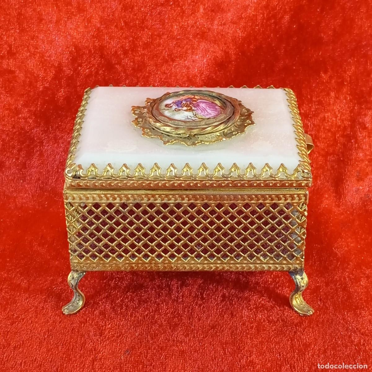 Antig&uuml;edades: ELEGANTE JOYERO ANTIGUO - METAL DORADO - SIGLO XX - ESTILO FRAGONARD - ESCENA PINTADA - 6 X 7,5 CM