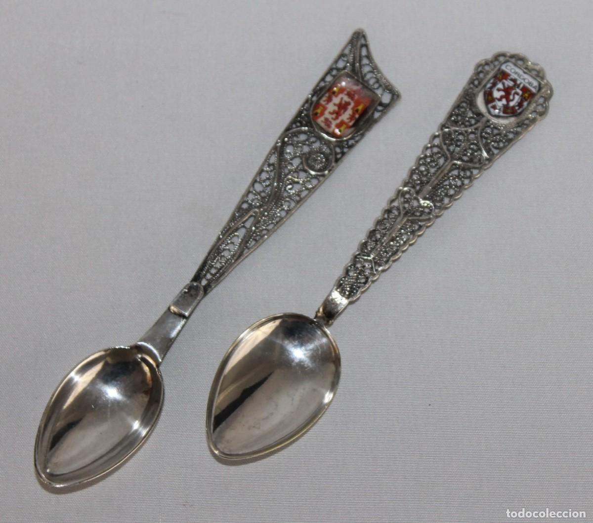 Antig&uuml;edades: Pareja de cucharillas de recuerdo en plata de filigrana cordobesa con escudos esmaltados