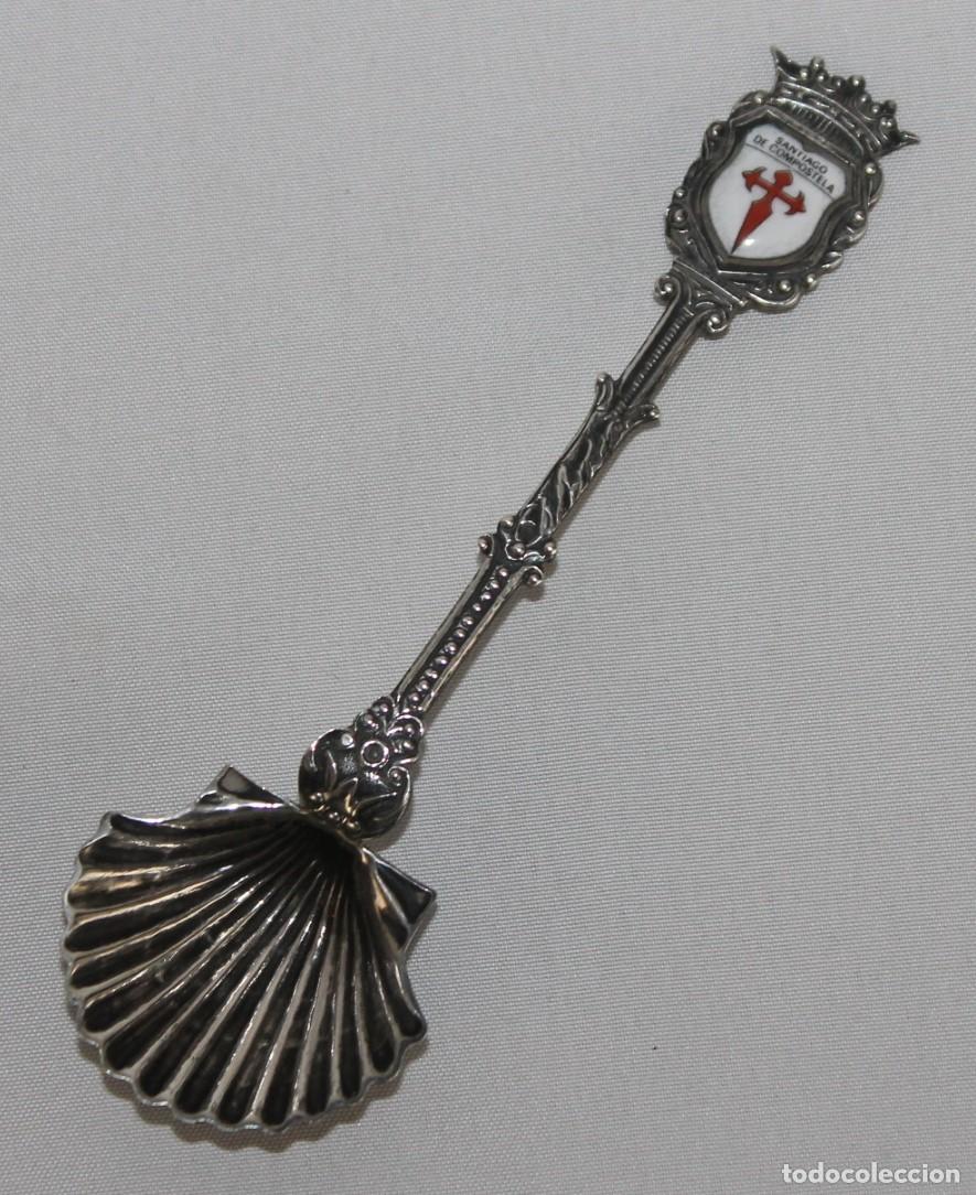 Antig&uuml;edades: Cucharilla de plata punzonada con concha de Santiago de Compostela. Peregrinaci&oacute;n