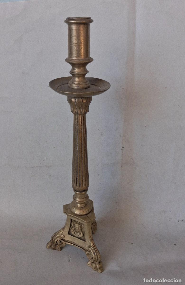 Antig&uuml;edades: Antiguo candelero de altar En bronce dorado