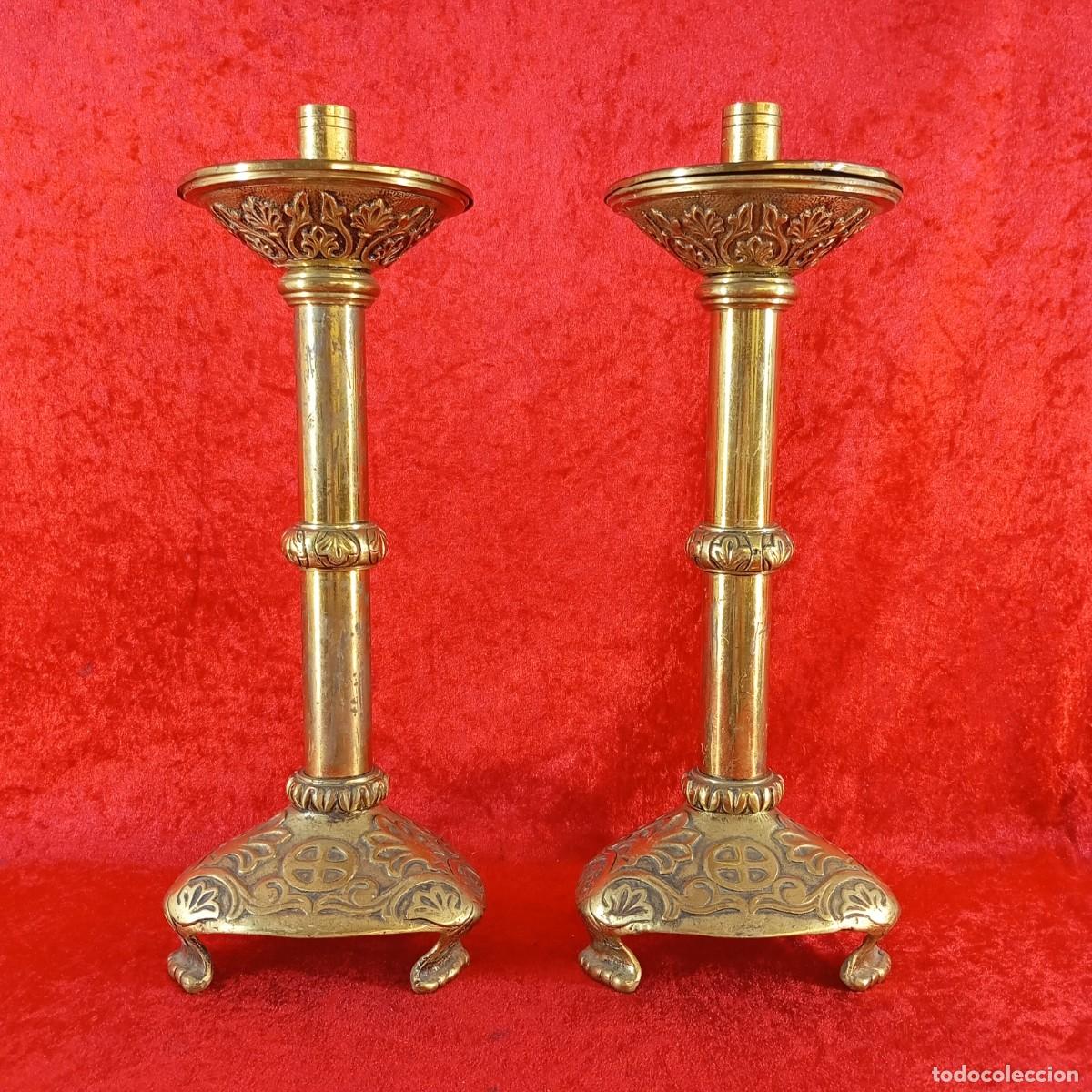 Antig&uuml;edades: ANTIGUA PAREJA DE CANDELABROS - ORIGEN INGL&Eacute;S - LAT&Oacute;N - ESTILO G&Oacute;TICO - SIGLO XX - 37 CM DE ALTO