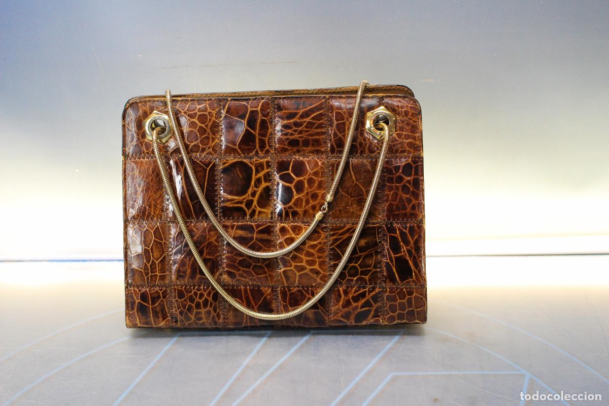 Antig&uuml;edades: 04. Bolso de mano piel cocodrilo. Tipo Kelly, a&ntilde;os 60.