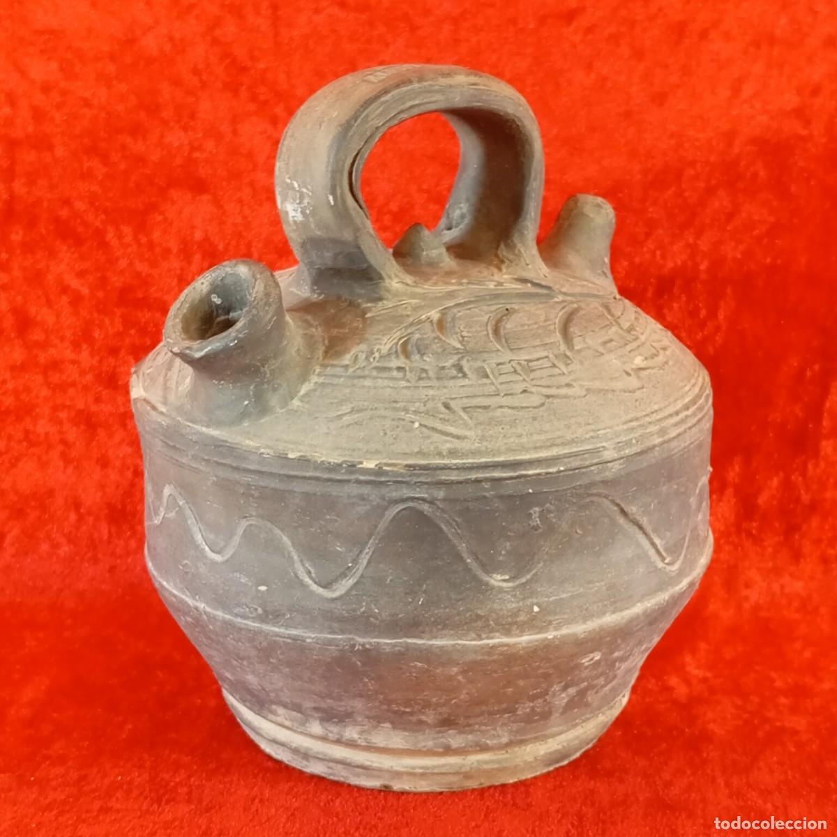 Antig&uuml;edades: ANTIGUO BOTIJO DE CER&Aacute;MICA NEGRA - R. RABINAT - TECNICA TRADICIONAL - VERD&Uacute; - SIGLO XX - 20 CM ALTO