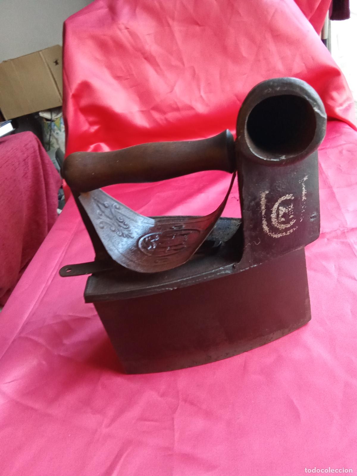 Antig&uuml;edades: Antigua planch de chimenea de la uni&oacute;n cerrajera de Mondrag&oacute;n. Vitrina 10